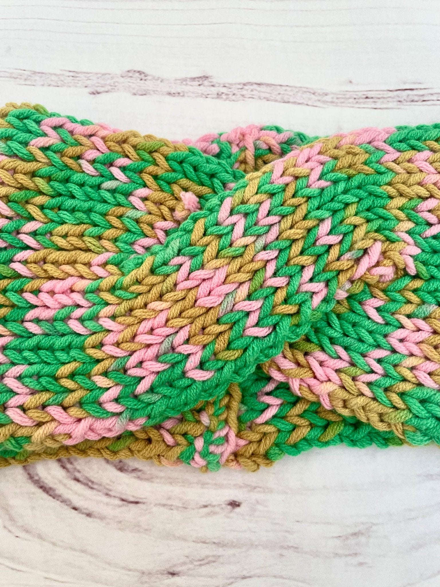 Turbante verde y rosa tejido a mano - KHAMALI