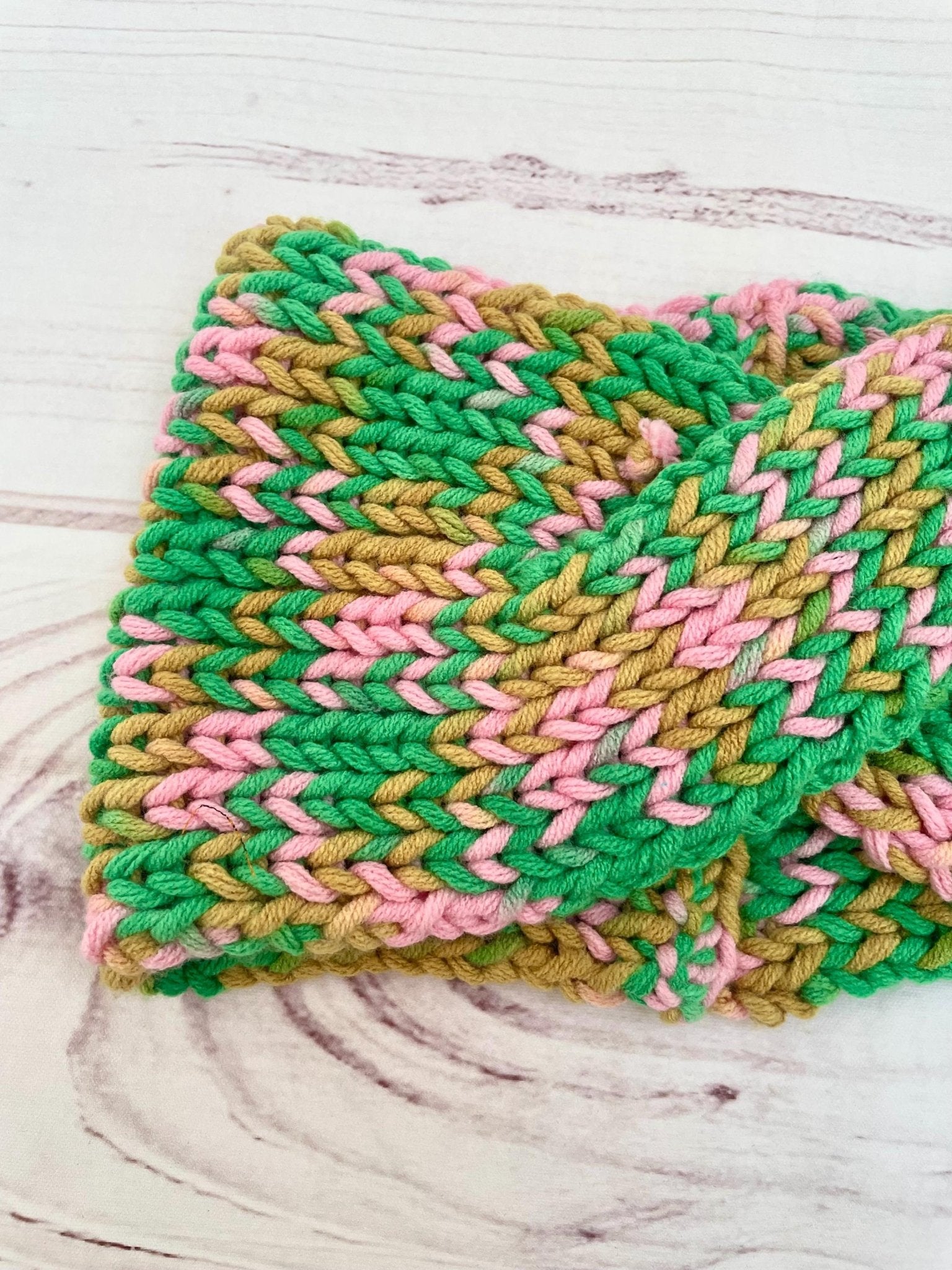 Turbante verde y rosa tejido a mano - KHAMALI