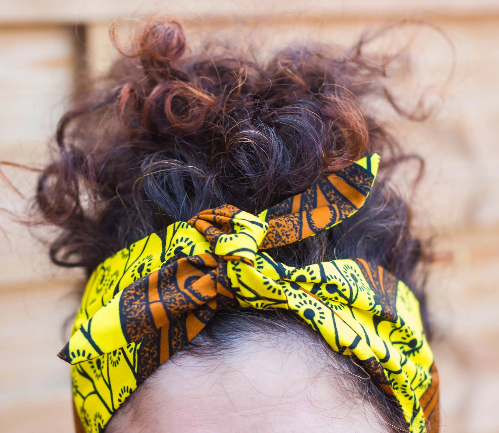 Turbante diadema artesanal amarillo y marrón semilla de cacao - KHAMALI