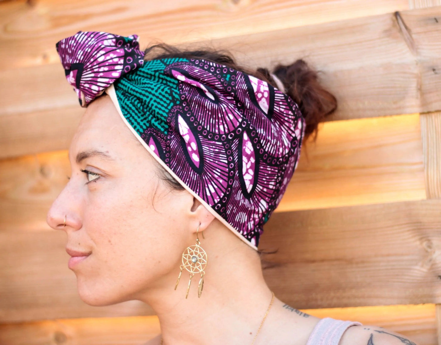Precioso turbante lila y verde mujer poderosa hecho a mano con alambre en su interior - KHAMALI