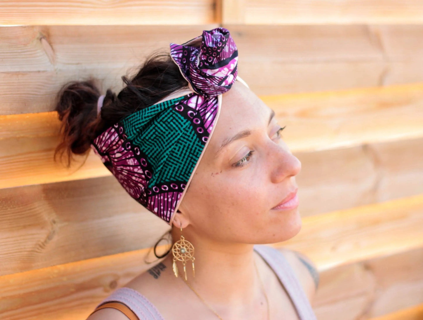 Precioso turbante lila y verde mujer poderosa hecho a mano con alambre en su interior - KHAMALI